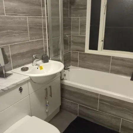 Captivating 1-bed In Newquay בקתה New Quay